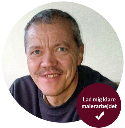 Professionel maler klar til at udføre malerarbejde