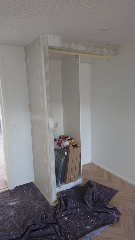 Halvt færdig garderobe under renovering i soveværelse
