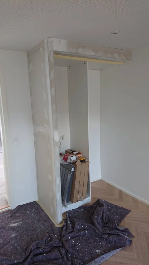 Halvt færdig garderobe under renovering i soveværelse