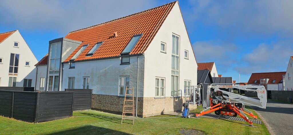 Moderne hus med rødt tag og lift foran