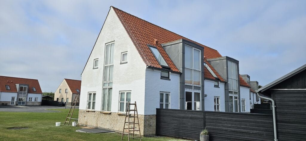 Moderne dansk hus med rødt tegltag