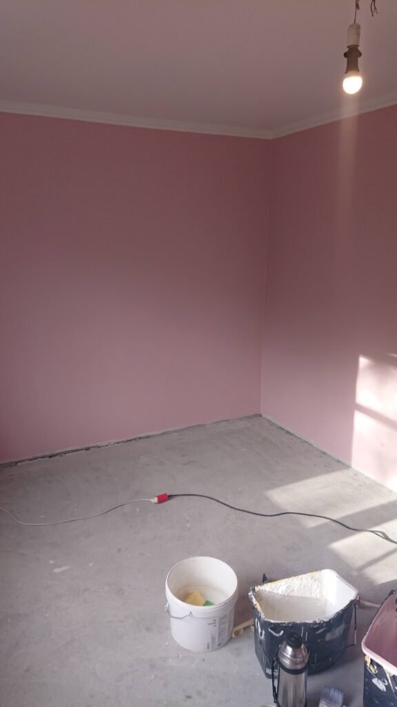 Nymalede lyserøde vægge i et renoveret rum