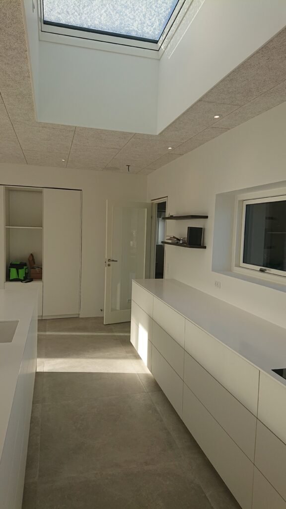 Moderne lyst køkken med ovenlysvindue