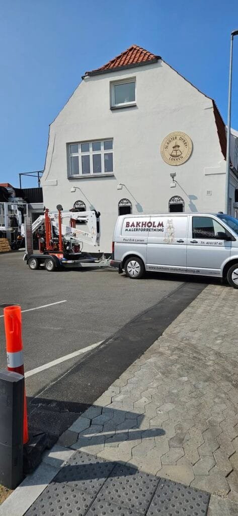 Hvid varevogn foran malerfirma i Løkken