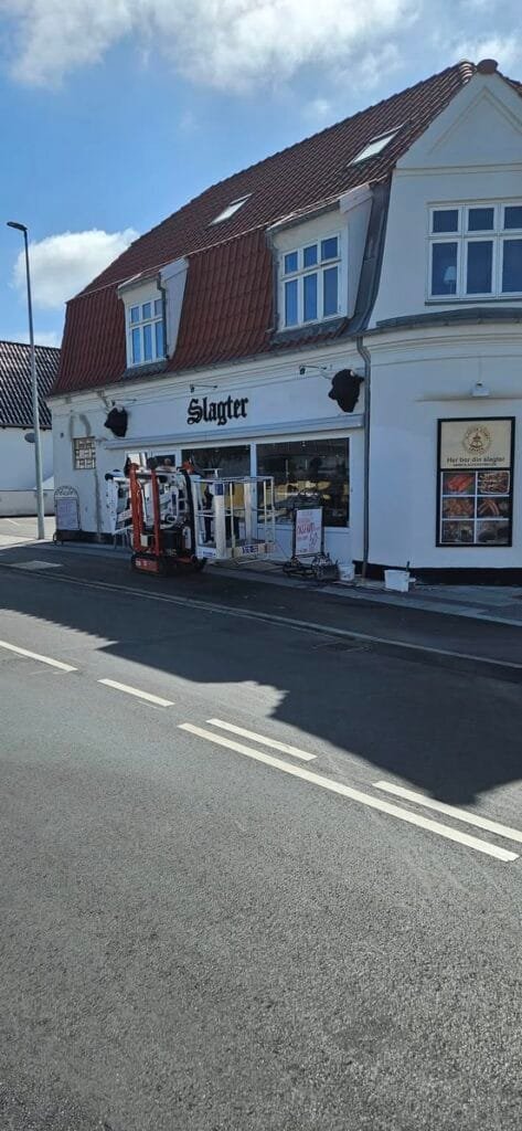 Slagterbutik på gadehjørne i solskin